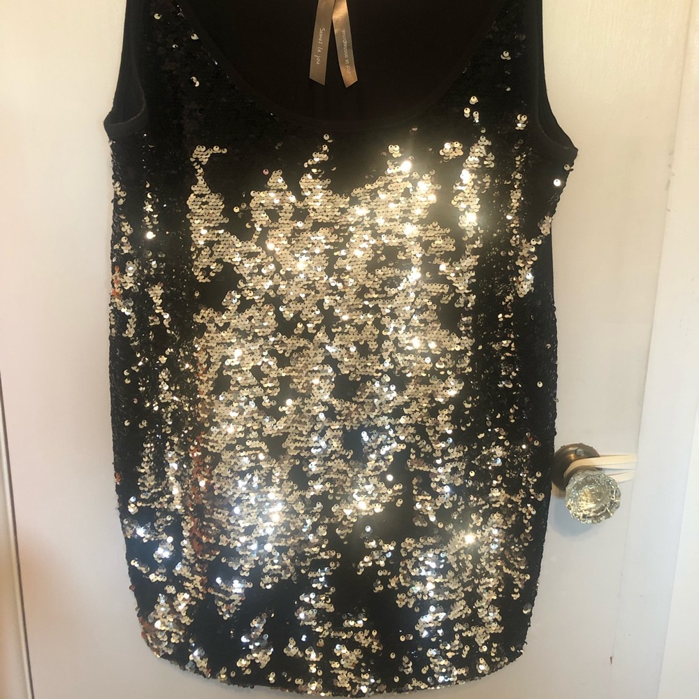 Colour changing party top